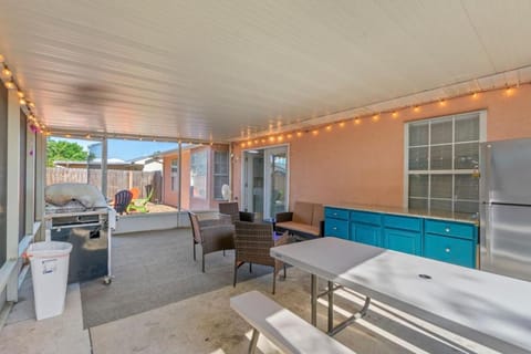 Guava Ohana - Sznl Hot Tub, Fire Pit, Screened Porch w Twinkle Lights, Dogs OK, Wk 2 Bch, FREE Daily Activities House in Panama City Beach