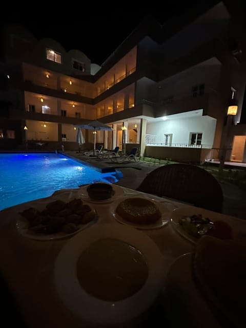 Property building, Night, Swimming pool, Breakfast, sunbed