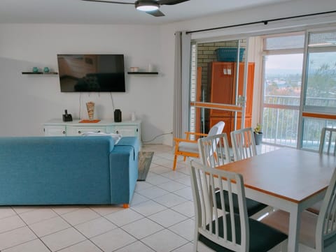 Beach, Bars, Brunch - Burleigh Apartment in Burleigh Heads