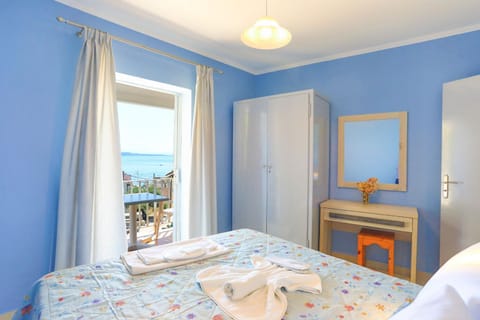 Bed, Bedroom, Sea view, hair dresser, towels