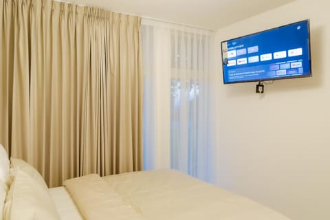 Bed, TV and multimedia, Photo of the whole room, Bedroom