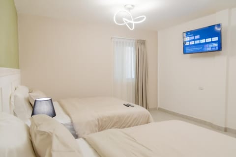 Bed, TV and multimedia, Photo of the whole room, Bedroom