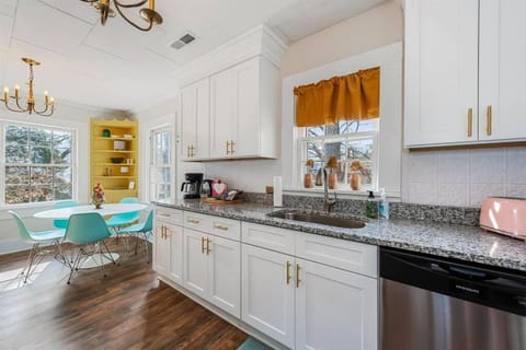 Kitchen or kitchenette, Dining area, dishwasher, pet friendly, stove