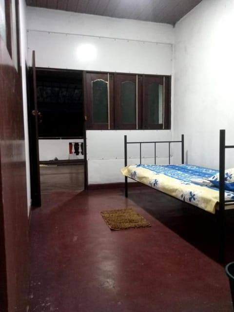 Five- One -Two Transit & Budget Stay Hostel in Negombo