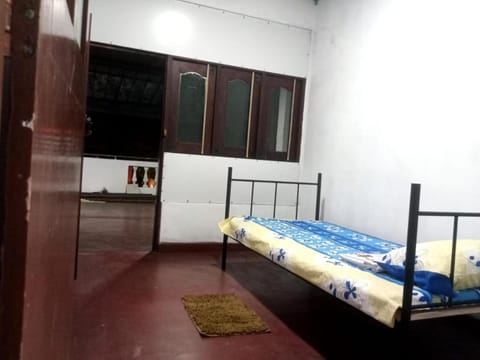 Five- One -Two Transit & Budget Stay Hostel in Negombo