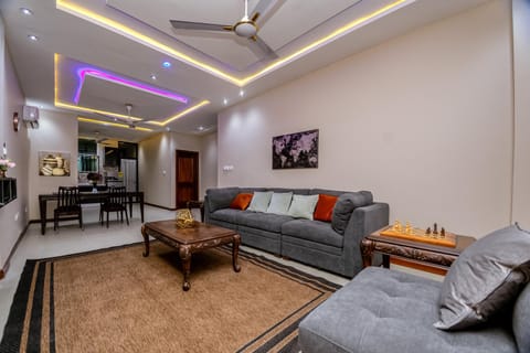 TV and multimedia, Living room, Seating area, air conditioner