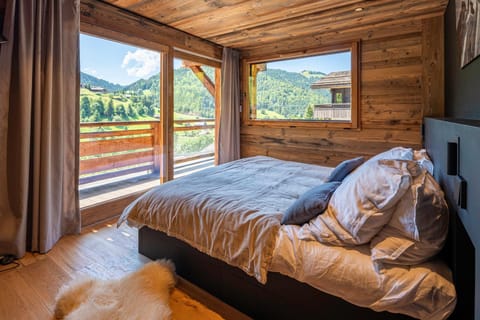 Bedroom, Mountain view