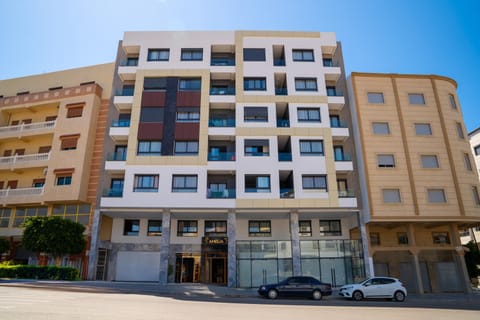 Property building, Day, Neighbourhood, View (from property/room), Balcony/Terrace, Street view, Location, Parking