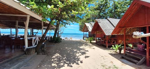 Property building, Restaurant/places to eat, View (from property/room), Food and drinks, Seating area, Beach, Food