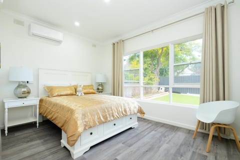 Bed, Photo of the whole room, Bedroom, air conditioner