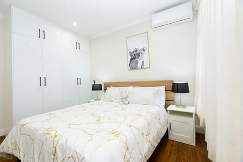 Bed, TV and multimedia, Photo of the whole room, Bedroom, air conditioner