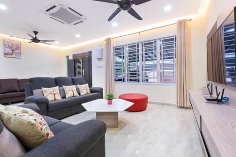 668HomestayTmn Sentosa大丰 17Bed Near Mid Valley House in Johor Bahru