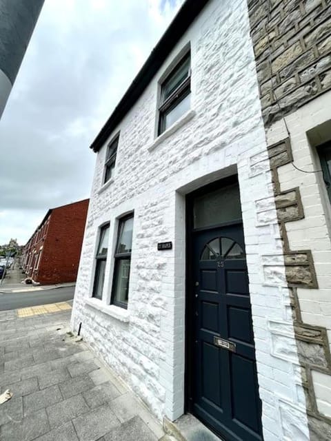 Ty Hapus House in Barry