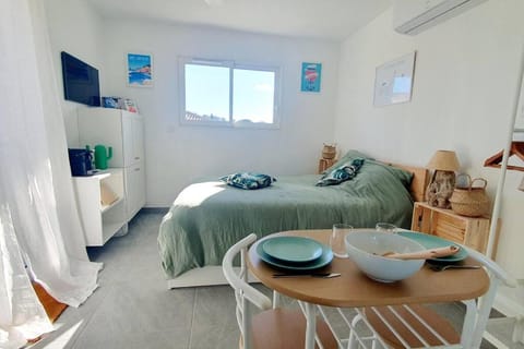 Bed, TV and multimedia, Photo of the whole room, Dining area, towels