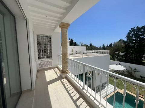 Riad De Charme avec Piscine et Jardin Chalet in Mrezga