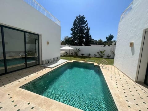 Riad De Charme avec Piscine et Jardin Chalet in Mrezga