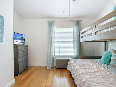 Bed, TV and multimedia, Bedroom, bunk bed