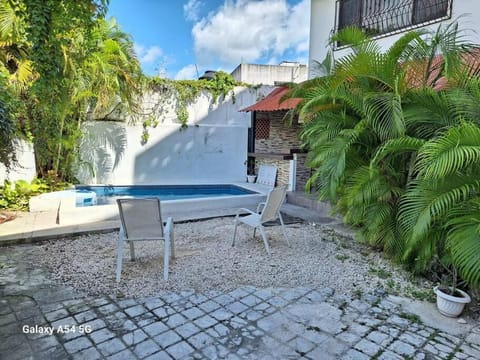 Casa para mas 20 personas con alberca en su interior House in Cancun