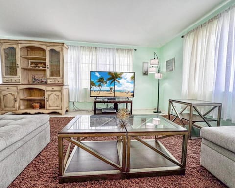 Sunrise Delight Pet-friendly, 2-min Walk To Beach Apartment in Hollywood Beach