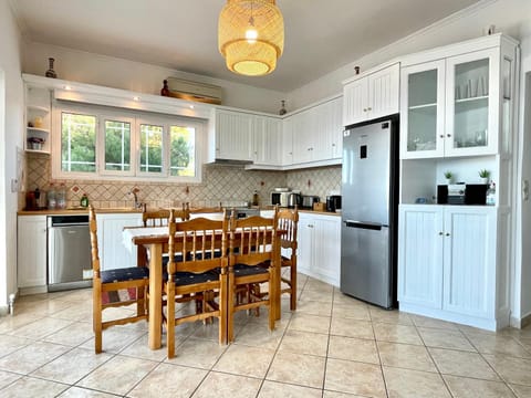 Dining area, kitchen