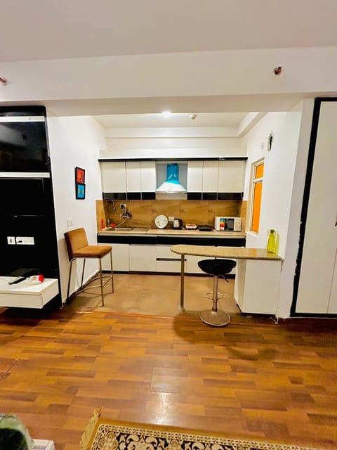 Kitchen or kitchenette, Dining area, minibar, oven