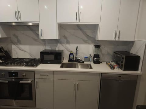 Coffee/tea facilities, Kitchen or kitchenette, dishwasher, stove, toaster