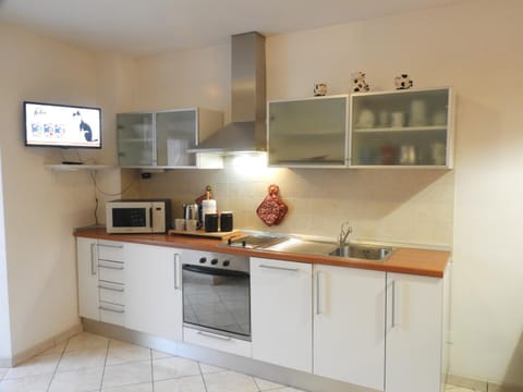 Coffee/tea facilities, Kitchen or kitchenette, dishwasher, oven, stove