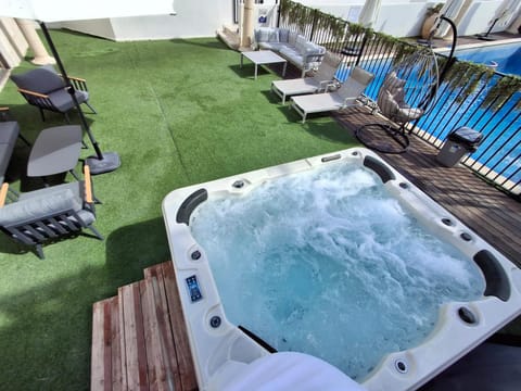 Garden, Hot Tub