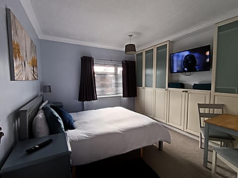 Bed, TV and multimedia, Photo of the whole room, Seating area, Bedroom