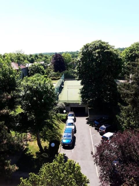 Appartement avec jardin et Tennis Apartment in Saint-Cloud