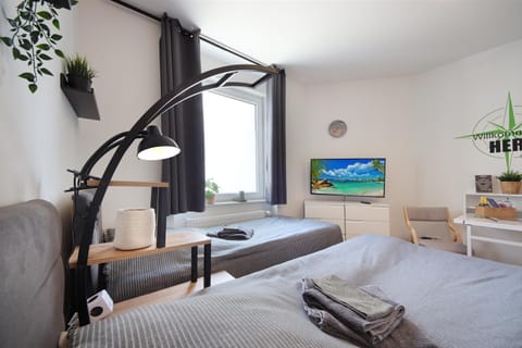 Bed, TV and multimedia, Living room, Photo of the whole room, Seating area, Bedroom, towels