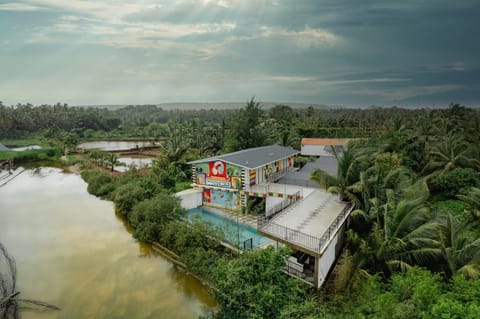 Property building, Natural landscape, Lake view, River view, Swimming pool