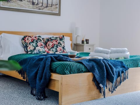 Bed, Other, Photo of the whole room, Decorative detail, Bedroom, towels