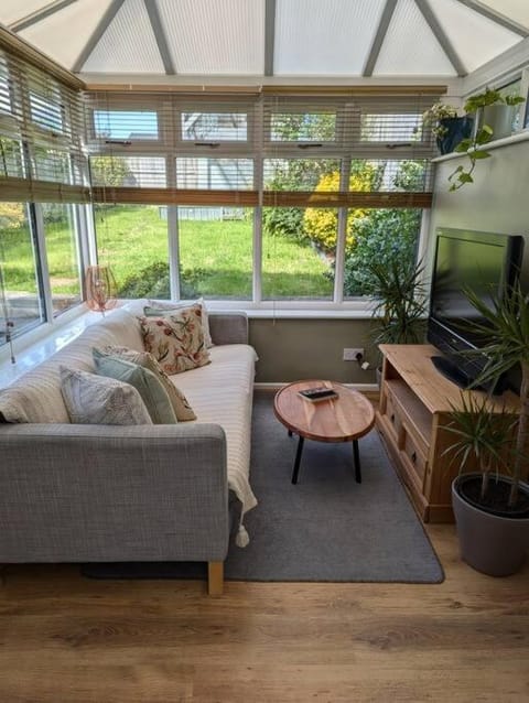 TV and multimedia, Seating area, Garden view