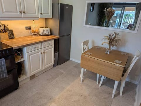 Kitchen or kitchenette, Dining area, oven, stove, toaster