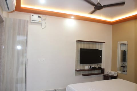 Communal lounge/ TV room, Communal lounge/ TV room, Bed, TV and multimedia, Bedroom, air conditioner