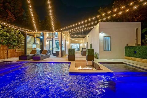 NEW Bali Resort Style Villa with Vast Pool & Jacuzzi and Outdoor Grilling Villa in Miami