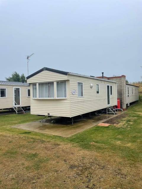 Caravan for rent Vista 6 berth Campground/ 
RV Resort in Tendring District