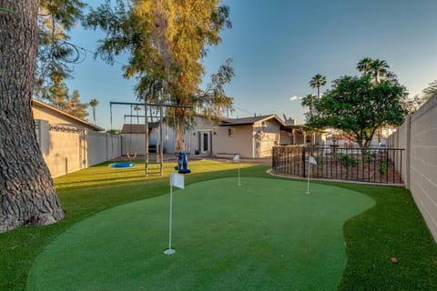 Desert Oasis with hot tub, pool and putting green House in Mesa