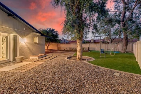 Desert Oasis with hot tub, pool and putting green House in Mesa