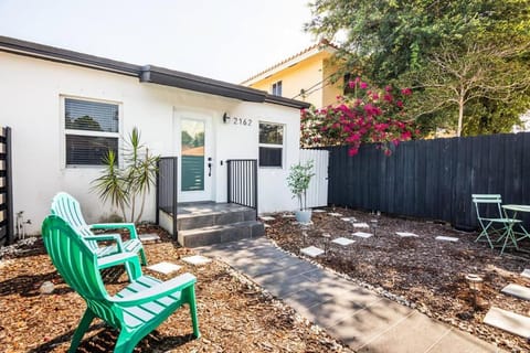 Property building, Patio, Day, Garden, Garden view