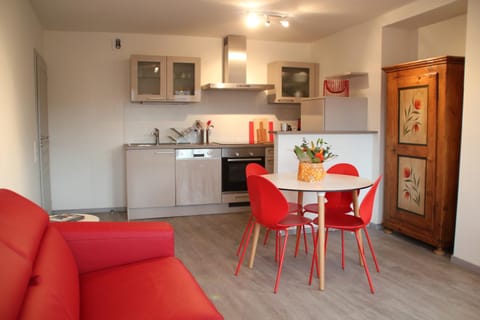 Kitchen or kitchenette, Seating area, Dining area