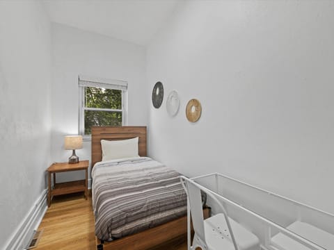 Bloomfield, Shadyside !C Modern and Cozy Private Bedroom with Shared Bathroom Vacation rental in Shadyside