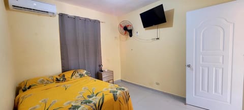 Bed, TV and multimedia, Photo of the whole room, Bedroom, air conditioner