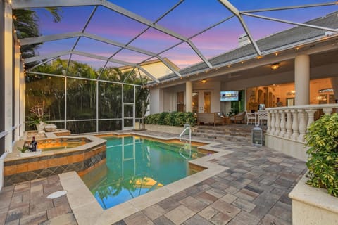 Luxury Villa, Private Pool and Canal View - Villa Coral Grand - Roelens House in Cape Coral