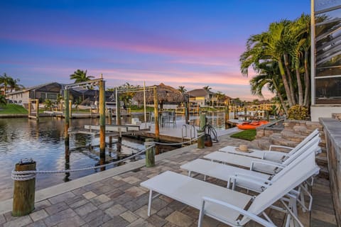 Luxury Villa, Private Pool and Canal View - Villa Coral Grand - Roelens House in Cape Coral