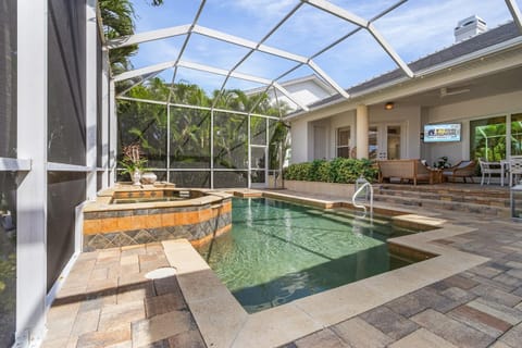 Luxury Villa, Private Pool and Canal View - Villa Coral Grand - Roelens House in Cape Coral