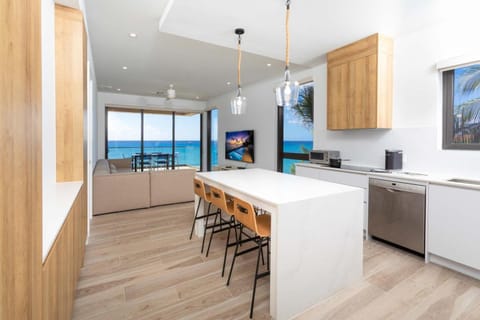 SeaDreams 4 - Luxury Condo with Shared Pool, Hot Tub, Rooftop Lounge Apartment in West Bay