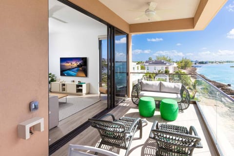 SeaDreams 5 - Luxury Condo with Shared Pool, Hot Tub, Rooftop Lounge Apartment in West Bay