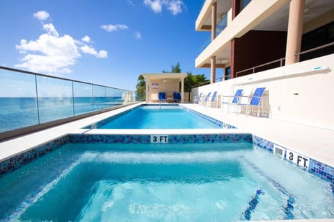 SeaDreams 1 - Luxury Condo with Shared Pool, Hot Tub, Rooftop Lounge Apartment in West Bay